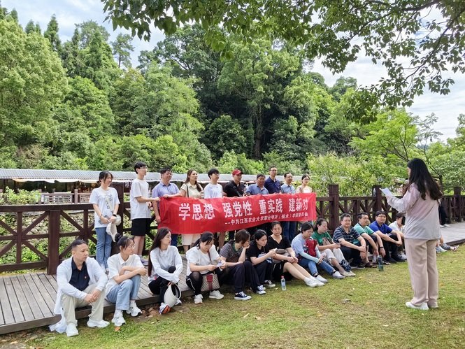 陵园副主任汤小琴以“胸怀理想